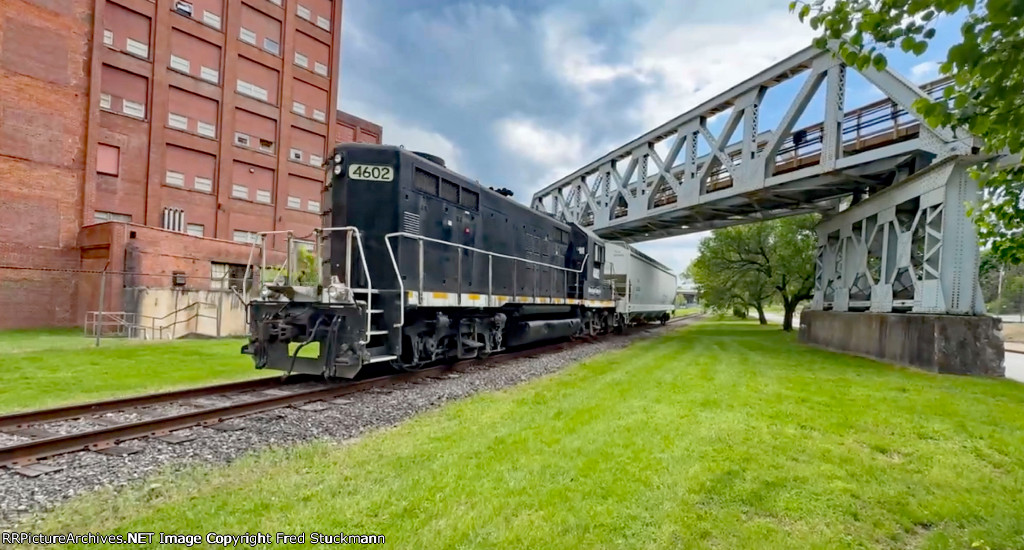 WE 4602 shoves a car for Landmark Plastics under the A&BB RR bridge that's been abondoned for about 30 years.